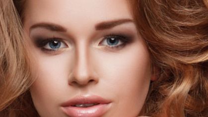 哪位醫(yī)生在青島禾青馨醫(yī)療美容診所提供坐診服務(wù)？