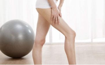 深圳人民醫(yī)院拉皮手術(shù)費(fèi)用是否有價格表公開？李小軍醫(yī)生有何專長？