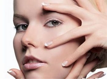 青島山大醫(yī)院如何進行雙眼皮手術(shù)？專家團隊實力與專長分析