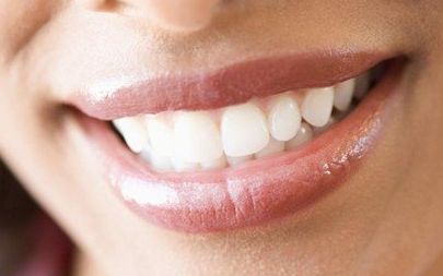 上海優(yōu)秀隆胸師王杰：薄唇A罩杯變身性感D罩杯的奇跡！