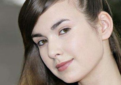 如何正確佩戴和護(hù)理劉海假發(fā)片