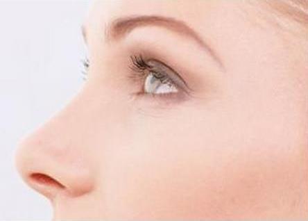 鼻子本身有點歪，整形后會不會更加不對稱？