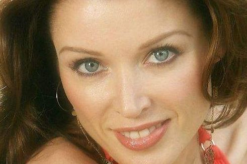 年齡差異的戀愛(ài)故事：整容后美貌升級(jí)，完美愛(ài)情再現(xiàn)！