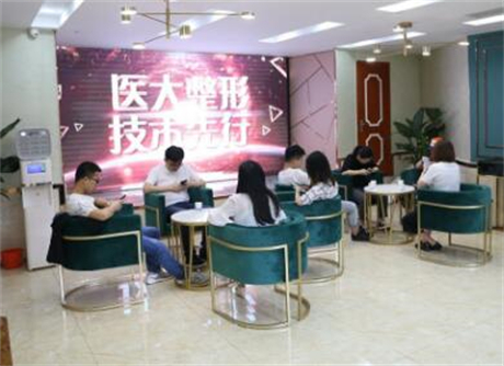 成都醫(yī)大醫(yī)院整形外科