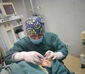 濱州醫(yī)學院附屬醫(yī)院做隆鼻術(shù)中 濱州醫(yī)學院附屬醫(yī)院做隆鼻術(shù)中