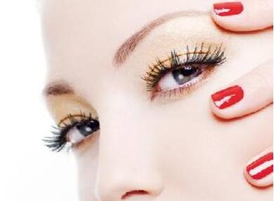 大連艾加艾醫(yī)療美容門診部做埋線雙眼皮術(shù)后效果