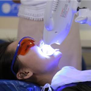 保定東陽口腔醫(yī)院醫(yī)生白小青做牙齒冷光美白怎么樣？附案例效果對比圖