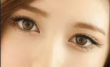 開眼角疼不疼？