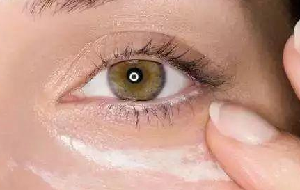 開內眼角多久可以回縮？