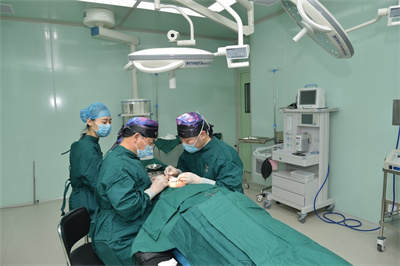 鄭州美辰醫(yī)療美容醫(yī)院_手術(shù)進(jìn)行