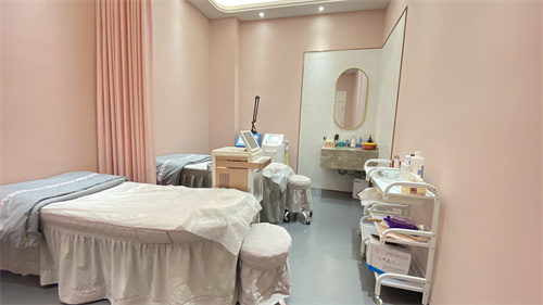 西雙版納曼弄楓美之峰醫(yī)療美容門(mén)診部_皮膚治療室