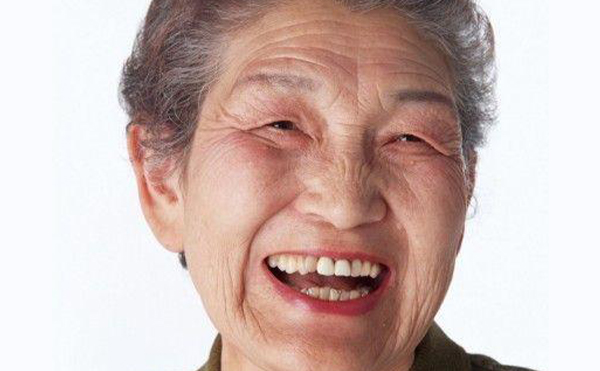 假體隆下巴表情自然嗎？