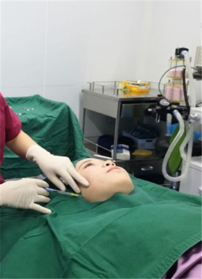 蘇州美貝爾美容醫(yī)院做面部吸脂手術(shù)中